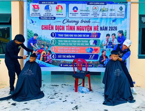 Cắt tóc miễn phí cho học sinh tại xã La Dêê. Ảnh: Đơn vị cung cấp
