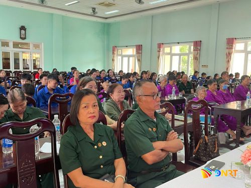 Các cựu chiến binh, người có công với cách mạng, đoàn viên, thanh niên theo dõi tọa đàm. Ảnh: LAM PHƯƠNG