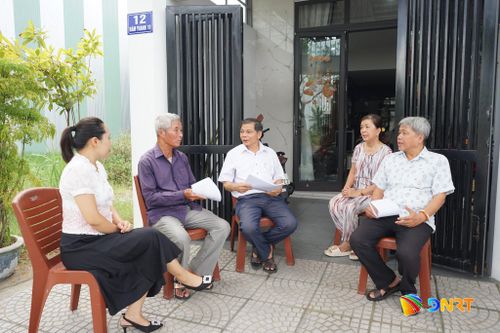 Ban công tác Mặt trận Tổ dân phố Xuân Thiều 1, phường Hải Vân tuyên truyền công tác bảo đảm trật tự đô thị, an toàn giao thông và an sinh xã hội. Ảnh: LÂM VIÊN - TƯỜNG VY