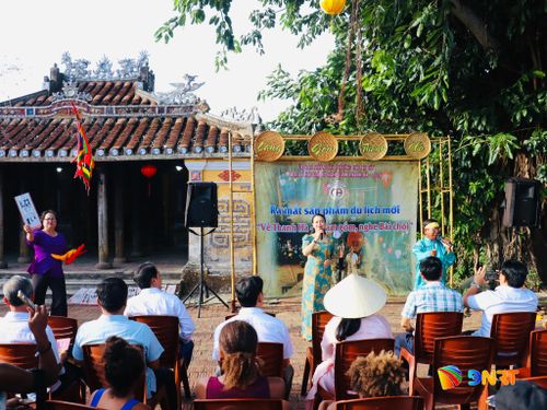 Phường Hội An Tây ra mắt sản phẩm du lịch mới "Về Thanh Hà, chạm gốm, nghe Bài chòi" trong khuôn khổ lễ hội. Ảnh: QUỐC TUẤN