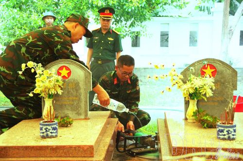 Cán bộ Bộ CHQS tỉnh sáng kiến và áp dụng máy cắt vào việc khai quật lấy mẫu ADN tại Nghĩa trang Liệt sĩ Him Lam.