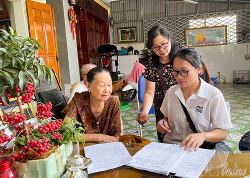 Cán bộ phường Mường Thanh thông tin đến người dân các chính sách giải phóng mặt bằng dự án Khu đô thị mới Bắc Hồng Cúm, phân khu A.