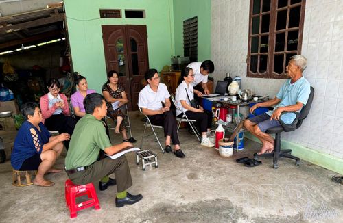 Lãnh đạo UBND phường Mường Thanh tuyên truyền, vận động người dân vùng dự án Khu đô thị mới Bắc Hồng Cúm, phân khu A đồng thuận, bàn giao mặt bằng.