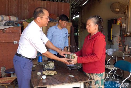 Người dân vùng dự án Khu đô thị mới Bắc Hồng Cúm, phân khu A nhận tiền đền bù GPMB.