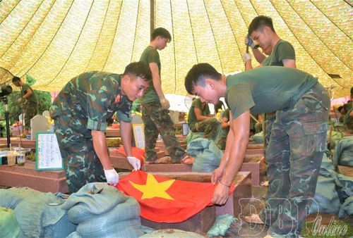 Khi tiếp cận được quách, công việc lấy mẫu sinh phẩm được thực hiện theo đúng quy trình.