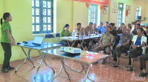 Can bộ Trạm Kiểm lâm Sín Thầu tuyên truyền, vận động người dân trên địa bàn tích cực tham gia bảo vệ, trồng và phát triển rừng.