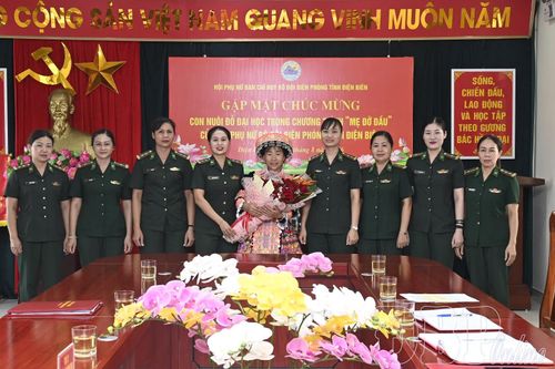 Hội Phụ nữ Ban Chỉ huy BĐBP tỉnh tặng quà chúc mừng con nuôi Sùng Thị Khoa.