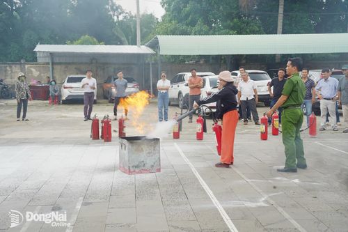 Chủ các cơ sở sản xuất, kinh doanh xã Tân An thực hành các kỹ năng chữa cháy, cứu nạn, cứu hộ.