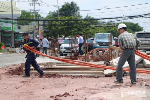 Thi công Dự án Xây dựng đường 25C đoạn từ quốc lộ 51 đến hương lộ 19. Ảnh: Phạm Tùng