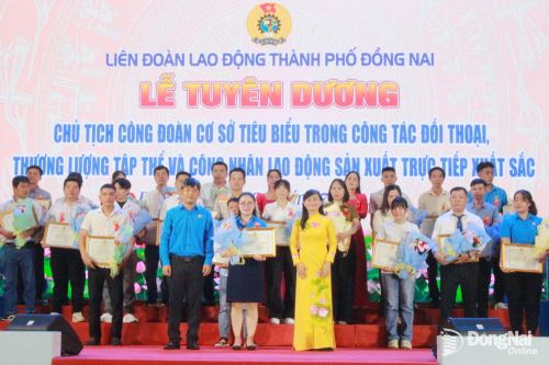 Những công nhân trực tiếp sản xuất xuất sắc được Liên đoàn Lao động thành phố biểu dương, khen thưởng trong tháng 7-2026. Ảnh: Nguyễn Hòa