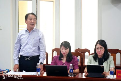 Thành viên đoàn giám sát nêu ý kiến tại buổi làm việc. Ảnh: Hạnh Dung