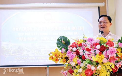 Ủy viên Ban Thường vụ Thành ủy, Phó Chủ tịch Thường trực Ủy ban MTTQ Việt Nam thành phố Đồng Nai Hà Anh Dũng truyền đạt những nội dung trọng tâm của chuyên đề. Ảnh: Thanh Tâm