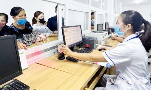 Cơ sở khám chữa bệnh có trách nhiệm tra cứu và xác định thời điểm người bệnh được hưởng miễn cùng chi trả ngay tại cơ sở khám, chữa bệnh khi đã đủ điều kiện.