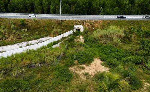 Cống thoát nước nằm bên dưới tuyến cao tốc Bắc - Nam chảy thẳng vào đồng ruộng tại thôn Trung Sơn mỗi khi trời mưa lớn. Ảnh: C.L