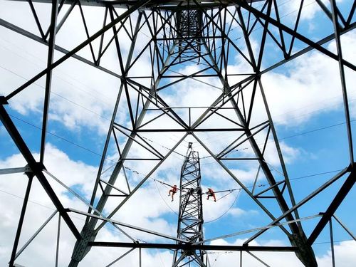 Lực lượng vận hành sửa chữa bảo dưỡng thiết bị đường dây 220 kV Quy Nhơn - Tuy Hòa. Ảnh: EVN