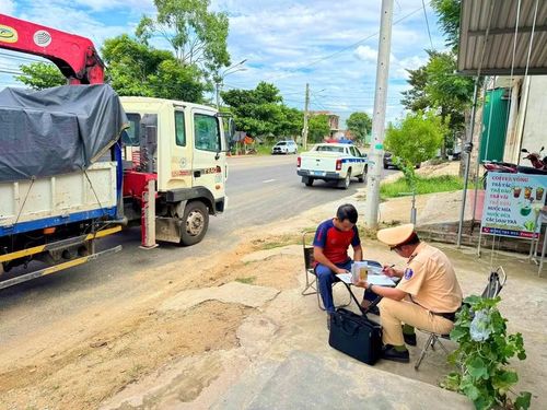  Cán bộ Trạm Cảnh sát giao thông Tuy Phước lập biên bản xử phạt tài xế sử dụng thẻ nhận dạng lái xe của người khác để đăng nhập thiết bị giám sát hành trình. Ảnh: ĐVCC 