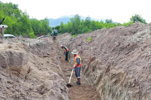 Khu vực công trình xây dựng hệ thống đường ống nhánh cấp I, thuộc Dự án Hệ thống dẫn nước hồ Sông Chò 1 tại xã Bắc Khánh Vĩnh. Ảnh: Thái Thịnh