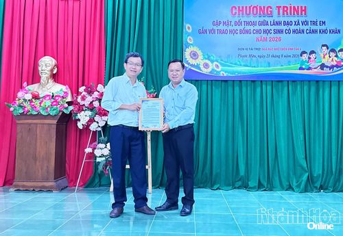 Lãnh đạo UBND xã Phước Hữu trao thư cảm ơn cho đơn vị tài trợ.