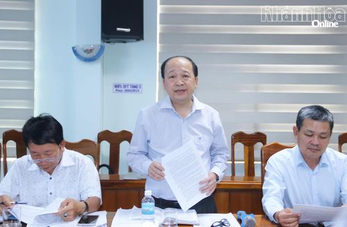 Lãnh đạo Sở Y tế báo cáo tại buổi làm việc.