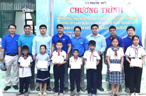 Đoàn xã Phước Hữu trao quà cho học sinh có hoàn cảnh khó khăn.