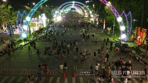 Không gian văn hoá đường Hùng Vương thu hút hàng nghìn du khách mỗi tối thứ 7 hằng tuần