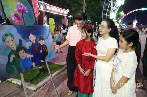 Du khách trải nghiệm không gian trưng bày tranh vẽ tại Không gian văn hoá đường Hùng Vương