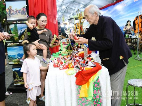 Người dân tham quan, mua sắm các sản phẩm dân gian truyền thống tại Không gian văn hóa đường Hùng Vương