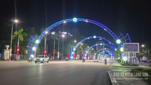 Hệ thống đèn trang trí tạo điểm nhấn cho Không gian văn hóa đường Hùng Vương