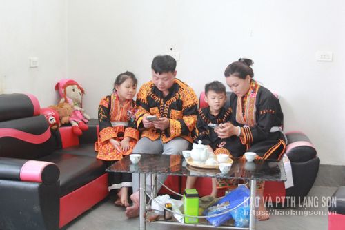 Phụ nữ xã Mẫu Sơn chia sẻ kỹ năng sử dụng công nghệ số cho các thành viên trong gia đình