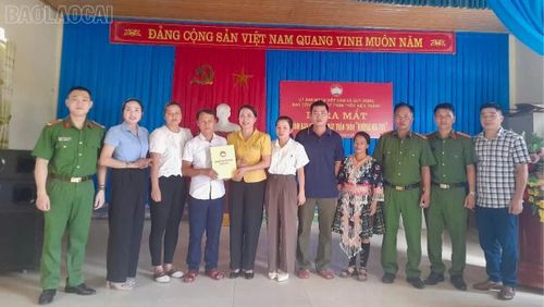 Đồng chí Lê Thị Lụa - Chủ tịch Ủy ban MTTQ Việt Nam xã trao quyết định thành lập mô hình “Ban Công tác Mặt trận thôn Kiên Thành không ma túy”.