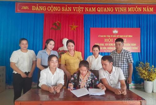Các đoàn thể trong thôn tham gia ký cam kết.