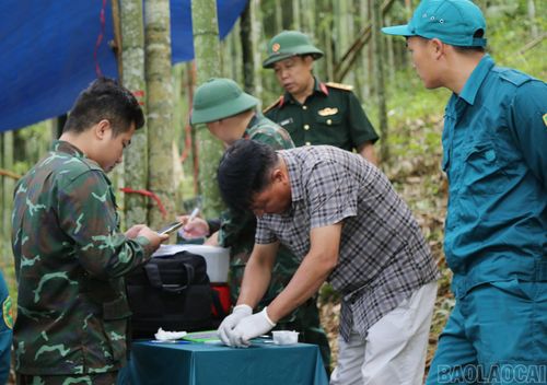 Lực lượng chức năng lấy mẫu để xác định danh tính.