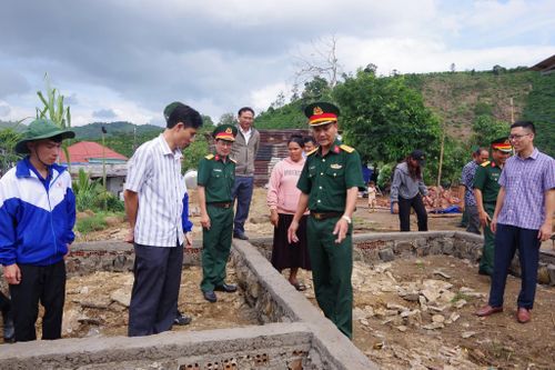 Lãnh đạo Đoàn KTQP Lâm Đồng kiểm tra việc thi công nhà tình nghĩa quân - dân tặng bà K’Kiểu trên địa bàn xã Đinh Trang Thượng