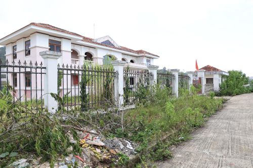 Dù nằm ở vị trí đẹp, hạ tầng thuận tiện nhưng những trụ sở càng lớn lại càng khó cho thuê