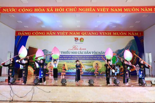 Những lời ca, điệu múa mang tình yêu quê hương, đất nước