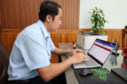 Phó Bí thư Thường trực Đảng ủy xã Đạ Tẻh Trần Thế Hoàng theo dõi tiến độ công việc của từng đơn vị, từng cá nhân qua phần mềm KPIDU