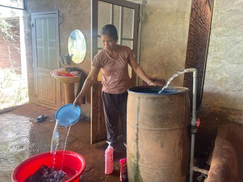 Nước thải sinh hoạt chưa qua xử lý được người dân xả trực tiếp ra môi trường xung quanh