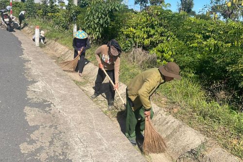 Để bảo đảm môi trường xanh, sạch, đẹp, người dân xã Hòa Bắc thường xuyên tổ chức vệ sinh đường làng, ngõ xóm
