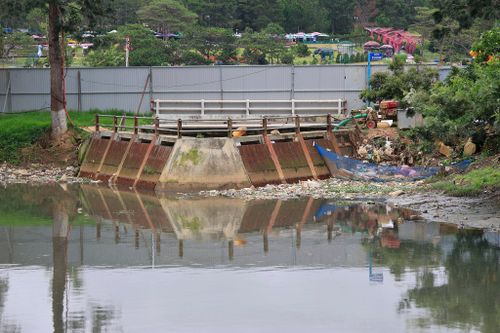 Rác và chất thải tập kết tại khu vực cửa nước vào hồ lắng số 2.