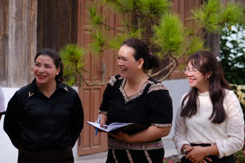 Bà Ka Hạnh (ở giữa) thường xuyên phối hợp cán bộ xã, thôn đẩy mạnh tuyên truyền chính sách, pháp luật trong Nhân dân