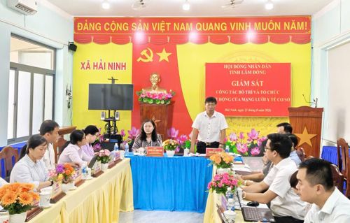 Các thành viên trong Tổ Giám sát thảo luận, làm rõ các vấn đề mà địa phương còn băn khoăn