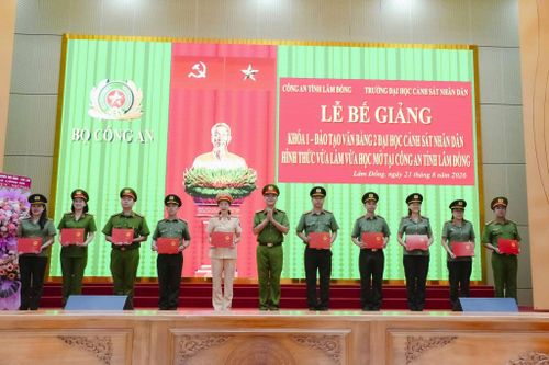 Đại tá, Tiến sĩ Trần Xuân Tân, Phó Hiệu trưởng Trường Đại học Cảnh sát nhân dân trao Bằng Cử nhân cho học viên