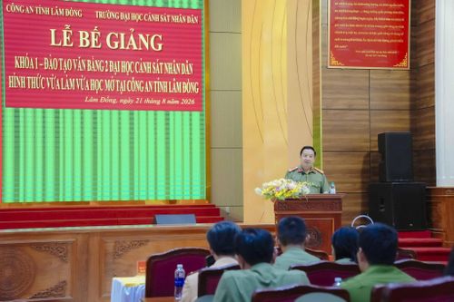 Đại tá Trần Văn Mười, Phó Giám đốc Công an tỉnh phát biểu giao nhiệm vụ cho các học viên