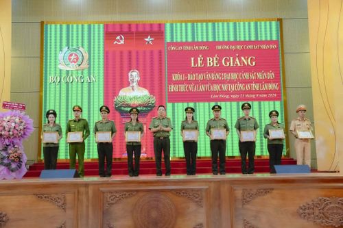 Đại tá Trần Văn Mười, Phó Giám đốc Công an tỉnh trao Giấy khen của Hiệu trưởng trường Đại học Cảnh sát nhân dân cho học viên