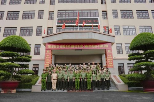 Các học viên chụp hình lưu niệm cùng lãnh đạo Trường Đại học Cảnh sát nhân dân và lãnh đạo Công an tỉnh