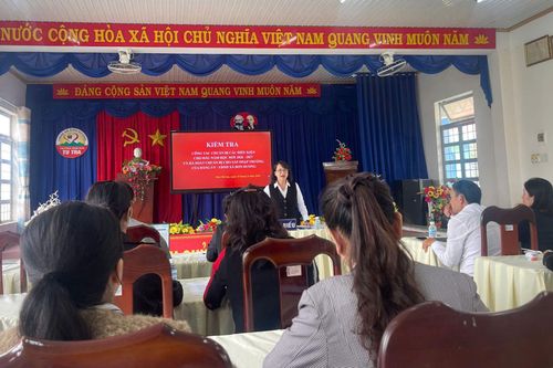 Đồng chí Dương Thị Ngà, Bí thư Đảng ủy, Chủ tịch HĐND xã làm việc với các cơ sở giáo dục.