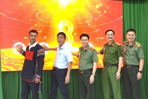Các đại biểu nhấn nút ra mắt mô hình "Buôn làng hiểu luật" tại xã Cư Jút