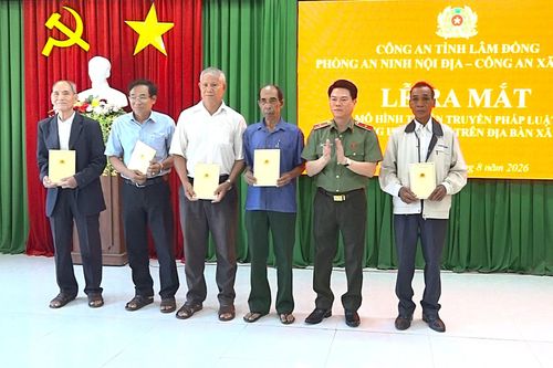 Thiếu tướng Nguyễn Hữu Mạnh, Cục trưởng Cục an ninh nội địa tặng quà cho người uy tín tại xã Cư Jút