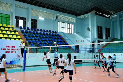 Các vận động viên tranh tài sôi nổi ở môn bóng chuyền nữ