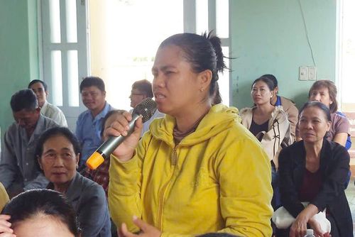 Người dân nêu ý kiến vấn đề tại hội nghị